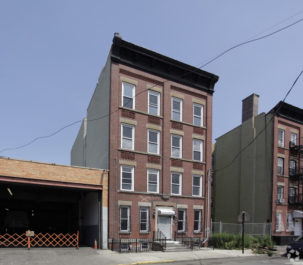 Primary Photo - 148 Conover St