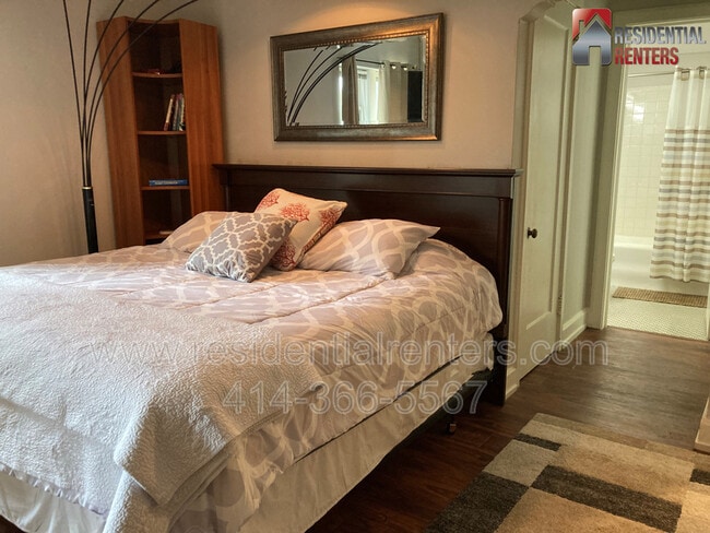 Building Photo - 1028 E Juneau Ave