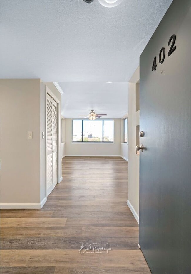 Building Photo - Downtown 2/2 Condo next to the Community M...