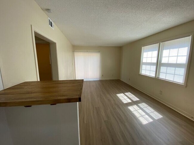 Foto del edificio - 135 Oakwood Ave
