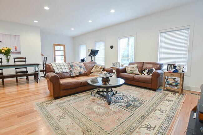 Foto del edificio - Modern Three Bedroom!