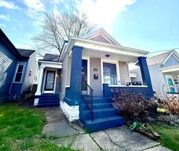 Building Photo - 1022 E Oak St