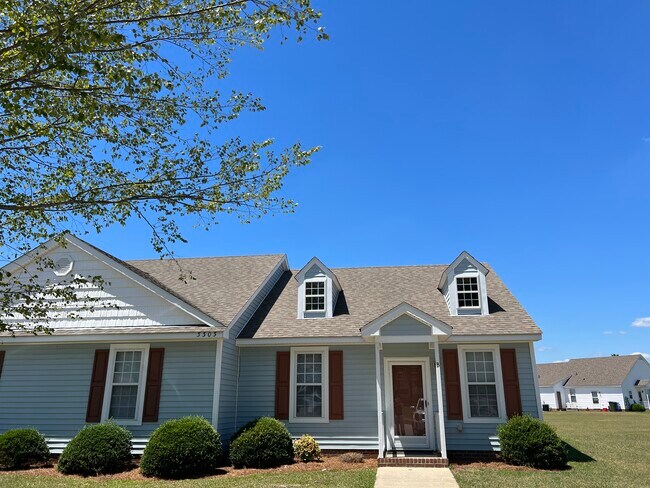 Vista exterior del dúplex - 3303 Whitlock Dr N