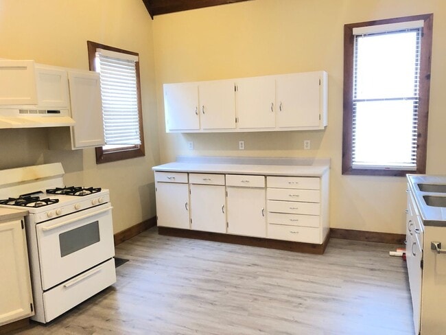 Building Photo - Great 2BR house on Fell Avenue, near IWU