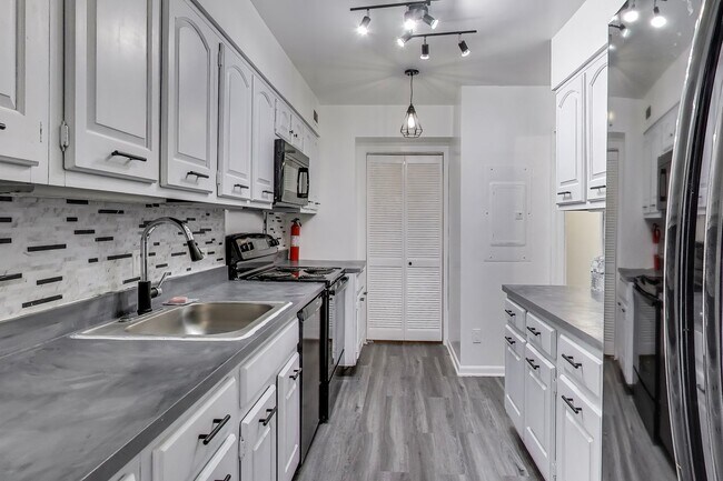 Foto del edificio - Large Foggy Bottom Beauty - 1+Den + 1 FB