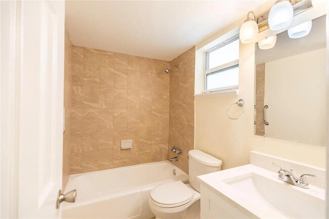 Building Photo - 391 SE 19th Ave