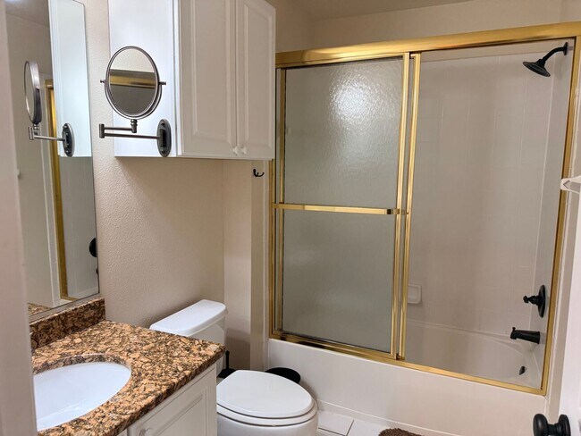 Foto del edificio - Studio Garage Apartment 623b Mulberry, Cel...