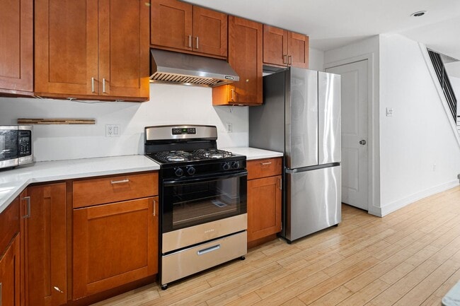 Building Photo - 3 Bedroom Rowhouse For Rent - New Bold