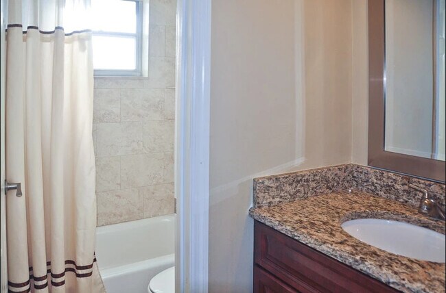 Granite vanity/Seperated access - 801 Hummingbird Way