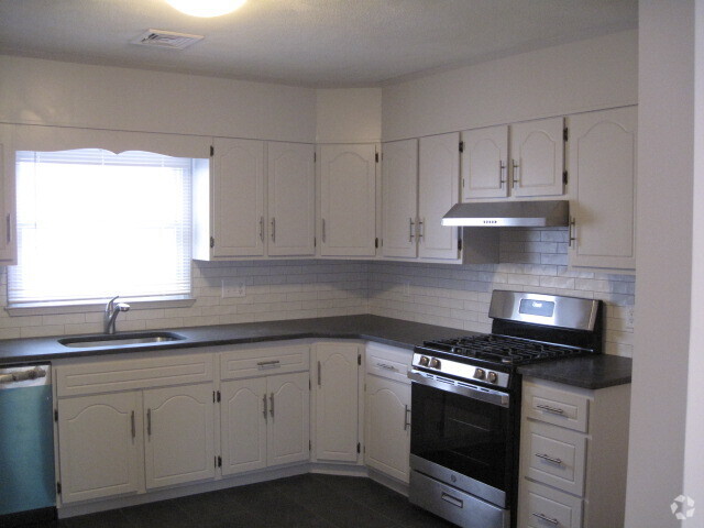 Building Photo - 20 Beechwood Ave