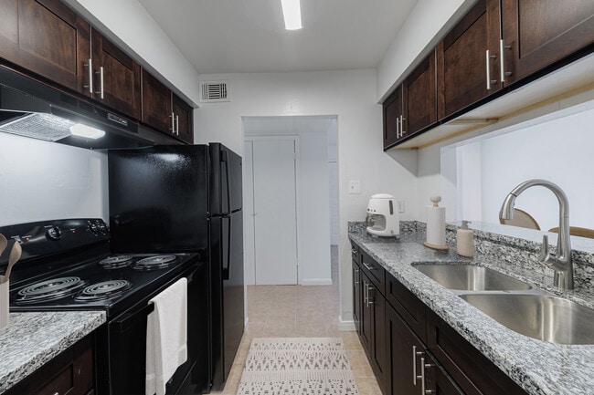 Building Photo - Imperial Chase