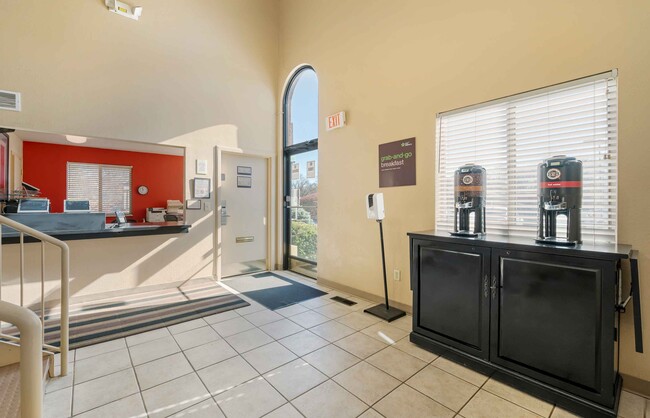 Building Photo - Furnished Studio-Cincinnati - Blue Ash - Reagan Highway