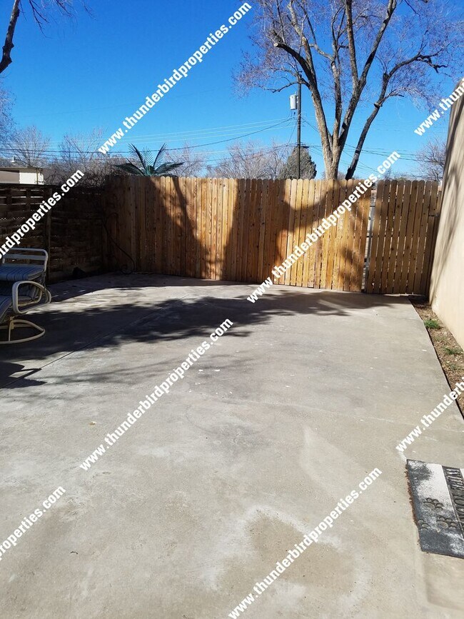 Foto del edificio - Fully Furnished in North Valley