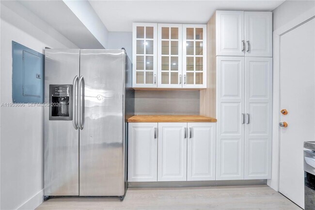 Foto del edificio - 9500 W Bay Harbor Dr