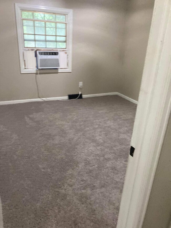 Building Photo - Don’t Miss This 5 Bedroom 2.5 Bath Home fo...