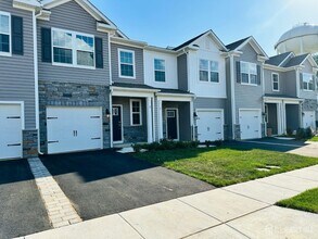 Building Photo - 8 Elenor Ln