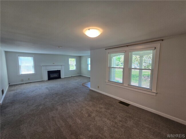 Foto del edificio - 4289 Harris Hill Rd