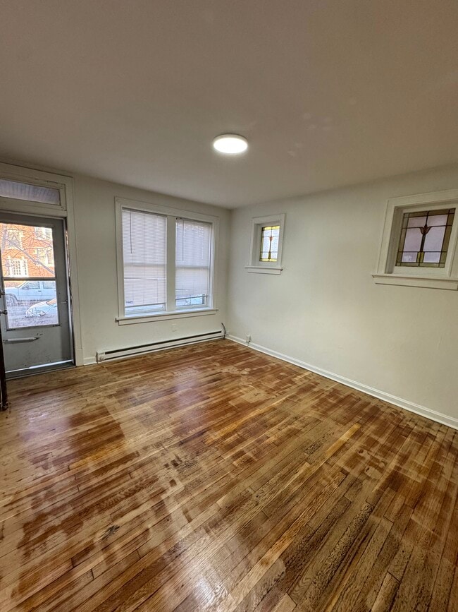 LIVING ROOM - 4962 Lindenwood Ave