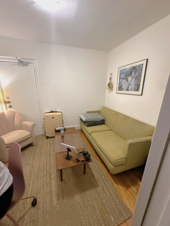 Building Photo - 496 Montrose Ave - 17