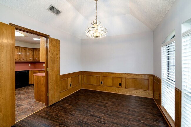 Building Photo - *Cozy Corner Home*