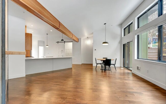 Building Photo - Beautiful Modern Condo in Rattlesnake