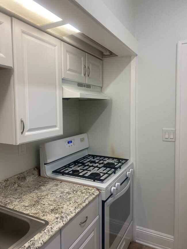 Building Photo - 102 Parkwood Drive, Unit 100 Parkwood- Unit 2