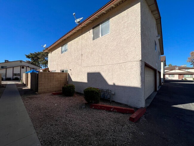 Foto del edificio - Apply Here https://realty480.appfolio.com/listings