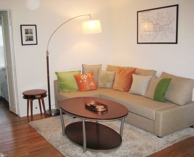 Foto del edificio - 7923 Norton Ave