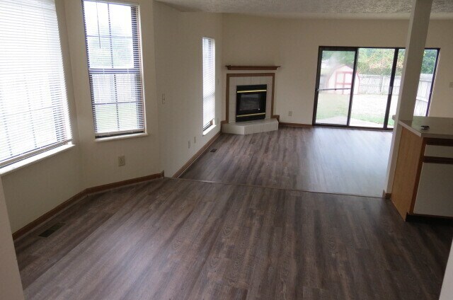 Foto del edificio - 1702 Rock Creek Dr
