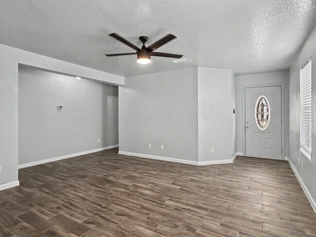 Foto del edificio - Remodeled Far West-Side Home with Spacious Backyard