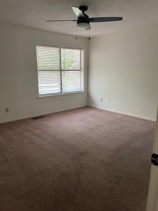 Bedroom - 2083 N East Oaks Dr