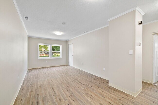 Living - 609 Salem St