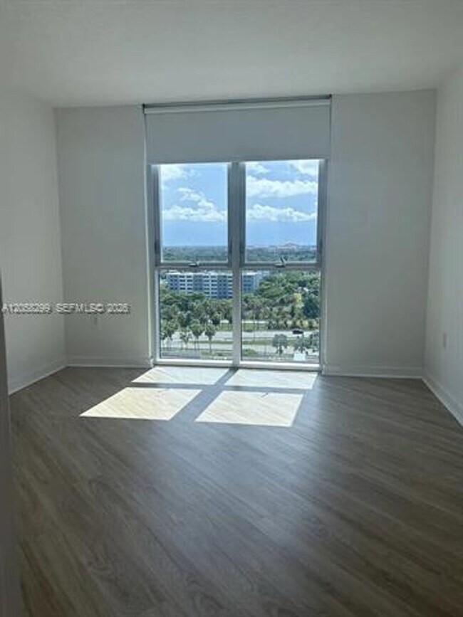 Foto del edificio - 9066 SW 73rd Ct