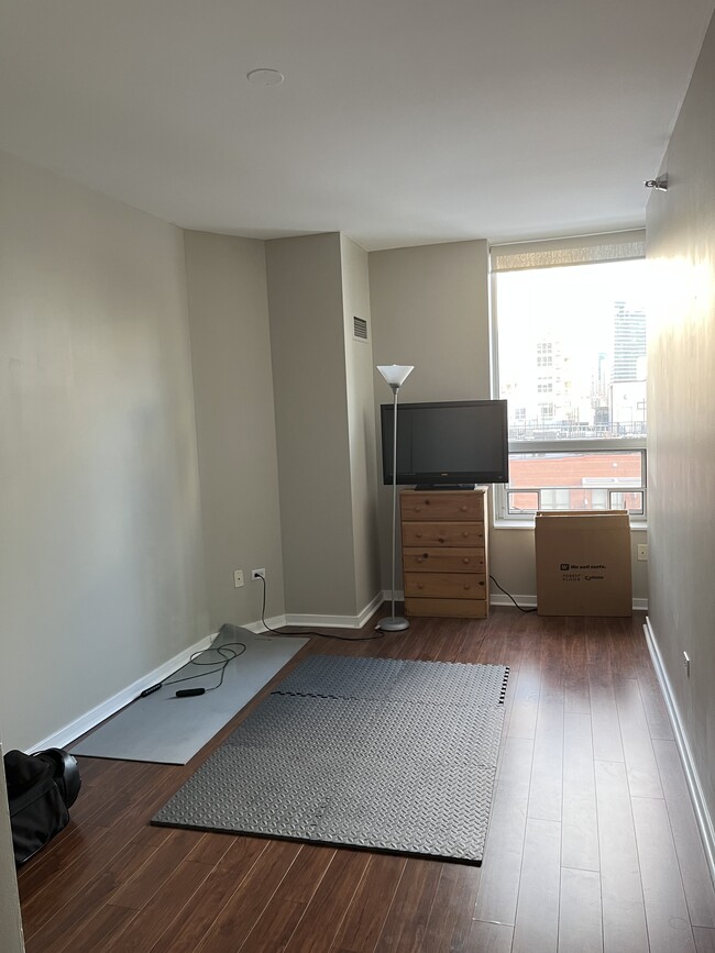 Segundo, habitación de menor tamaño. - 330 W GRAND Ave