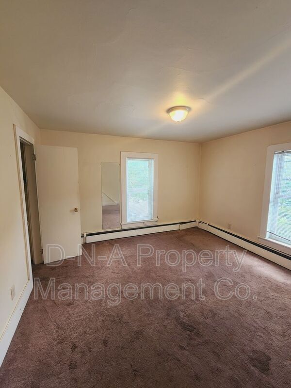 Building Photo - 554 N 5th St