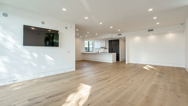 Building Photo - 614 5th Ave