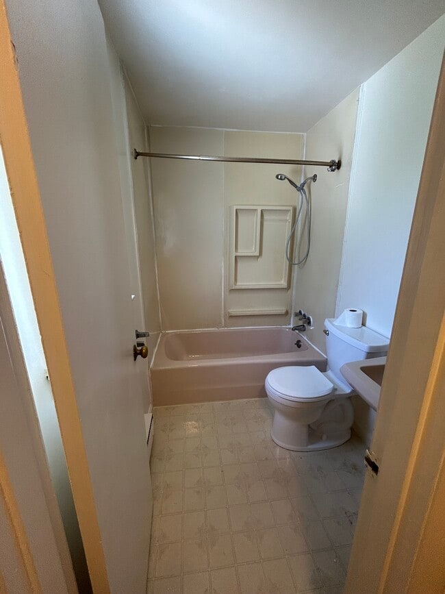 Full Bath - 2505 Van Buren St
