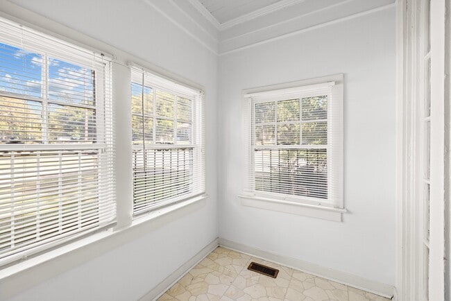 Foto del edificio - 4948 Farrell Ave