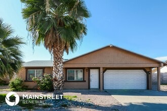 Building Photo - 10915 W Glenrosa Ave