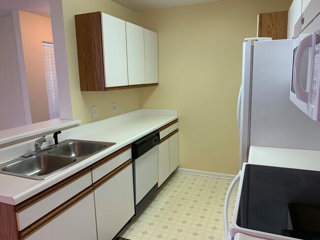 Foto del edificio - 2136 Clearwater Dr