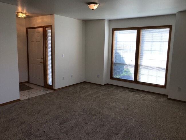 Building Photo - Adorable Well-Cared-For Duplex w/ Garage & Manicured Backyard!