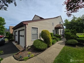 Building Photo - 8 Glastonbury Dr