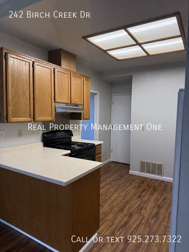 Foto del edificio - 242 Birch Creek Dr