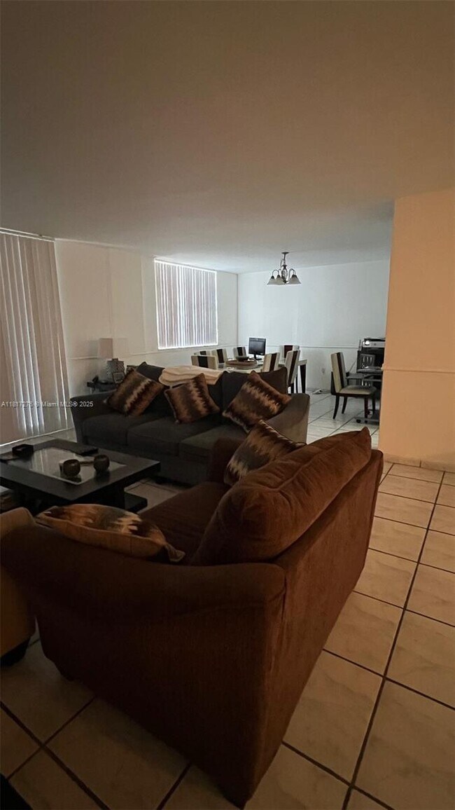 Foto del edificio - 5825 Collins Ave