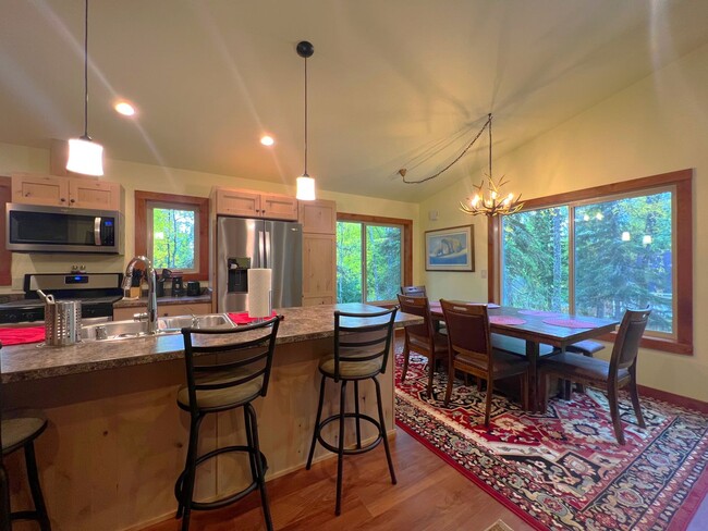 Building Photo - SEASONAL FURNISHED RENTAL