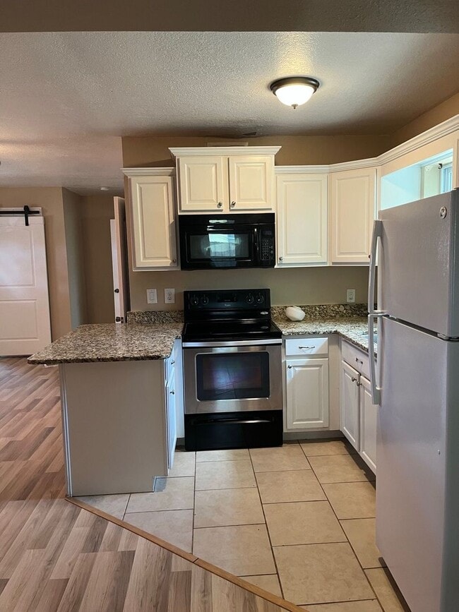 Building Photo - Lovely 2/1 - half off first month rent