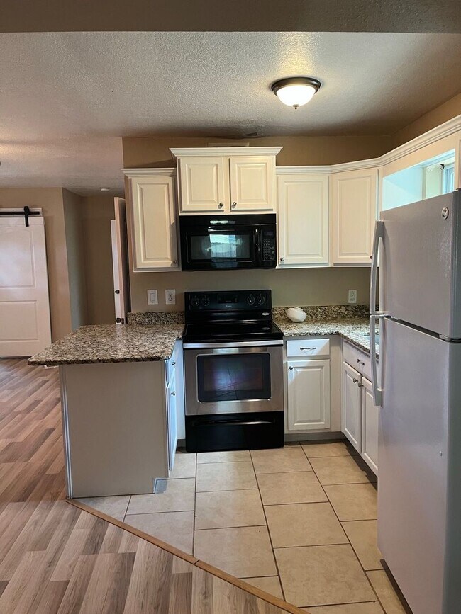 Foto del edificio - Lovely 2/1 - half off first month rent