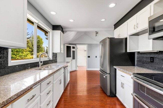 Building Photo - Charming 3 Bedroom Home on Expansive Lot – Ideal Location!