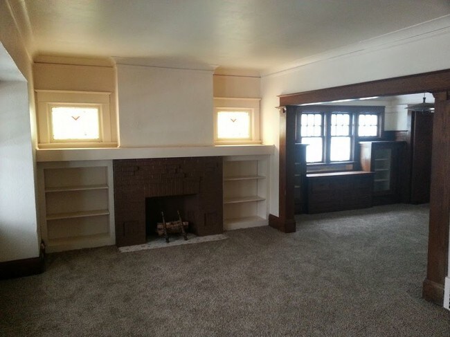 Building Photo - 2539 N. 49th Street 2 Bedroom Lower