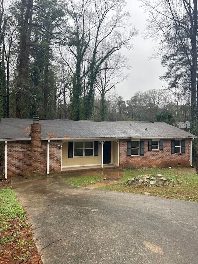 Building Photo - 4 bed and 1.5 bath in Decatur!